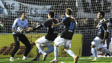 Crivelli atajó el penal final y decretó el ascenso de Temperley.