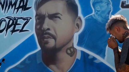Luis no aguantó el llanto cuando vi su imagen en el mural. Luis no aguantó el llanto cuando vi su imagen en el mural.
