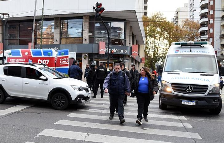 La mujer se descompensó en su auto, que quedó detenido en plena avenida.