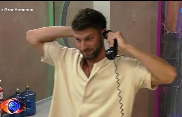 Santiago atendió el teléfono rojo en Gran Hermano.