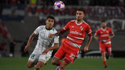 Mammana y Enrique con la vista clavada en la pelota.