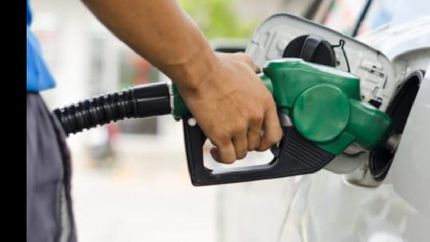 Con el aumento, el litro de nafta llegó a $30