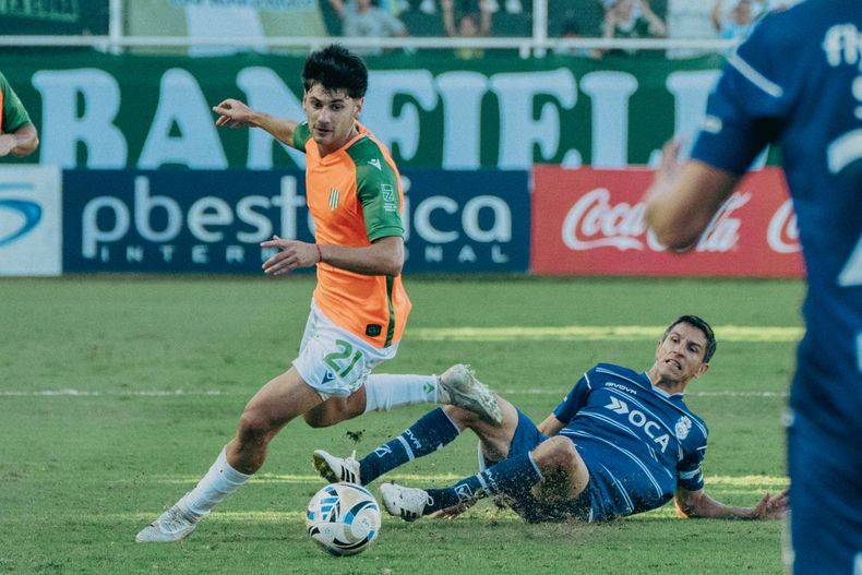 Villegas sortea la marca de Nacho Fernández. Villegas sortea la marca de Nacho Fernández.