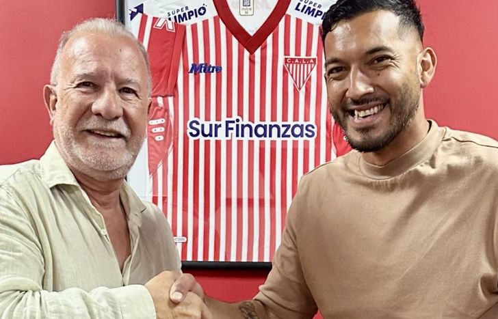 Sebastián López junto al presidente Omar Plaini sellando el nuevo contrato.