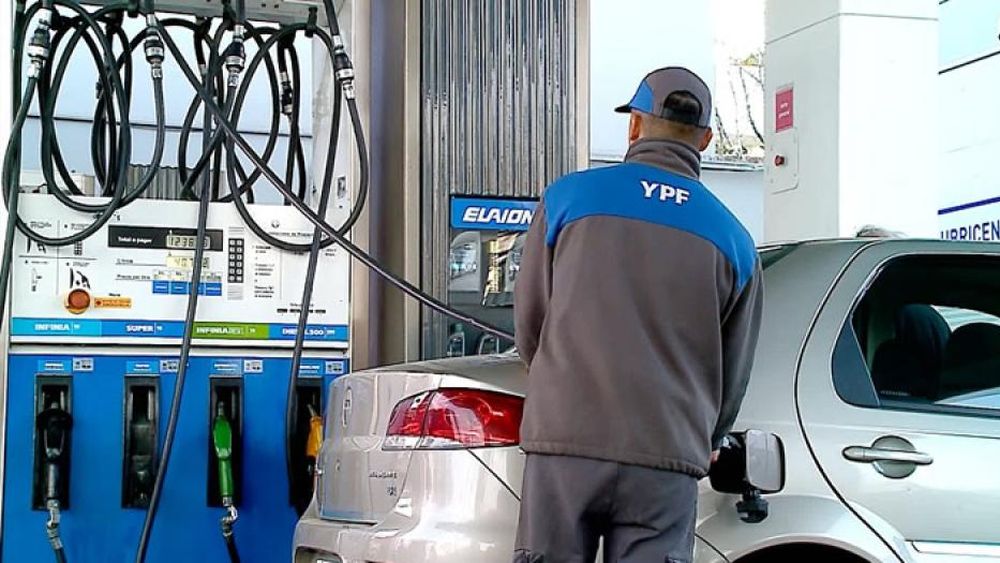 YPF y Axion aumentaron hoy el valor de los combustibles.