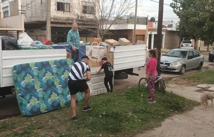 El camión con donaciones ya partió a Chaco, pero siguen juntando golosinas y galletitas hasta este lunes.