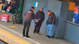 El momento en que la Policía detiene a dos de los ladrones.