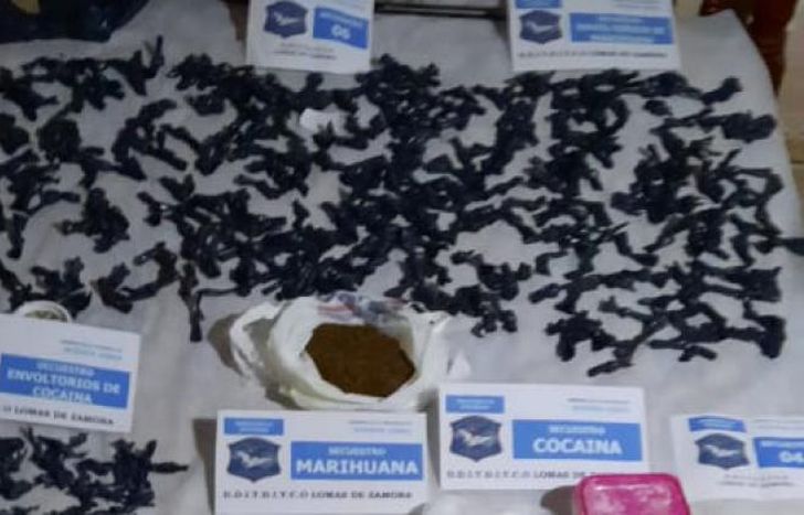 Envoltorios y recipientes con drogas fueron incautados.