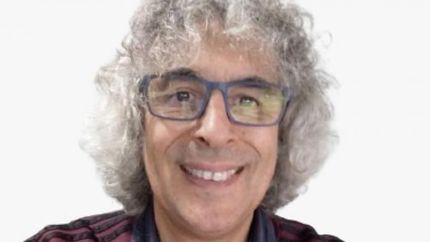 Tiene 57 años y escribe historias de fantasía.