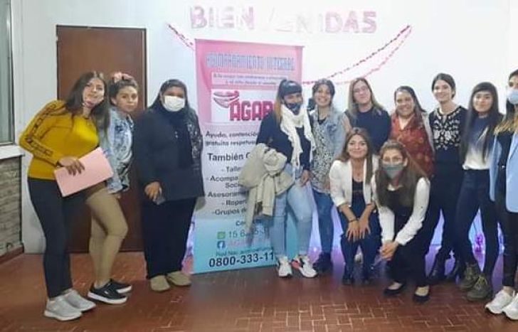 Agape Lomas ayuda desinteresadamente: ya colaboraron con 35 embarazadas y madres recientes.