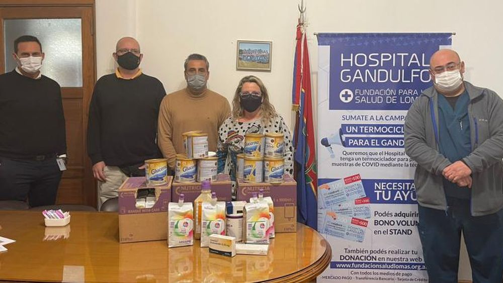 Mónica Ávila en la entrega de la donación.