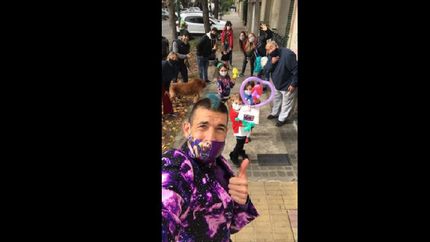 un animador lomense se reinventa y festeja los cumples en la vereda