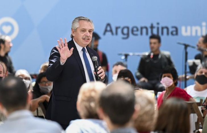 Alberto, en un acto, junto a jubilados.