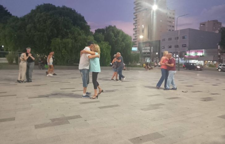 La Plaza Grigera de Lomas se transforma en el escenario de decenas de bailarines.