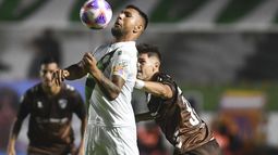 Chávez domina la pelota con el pecho.