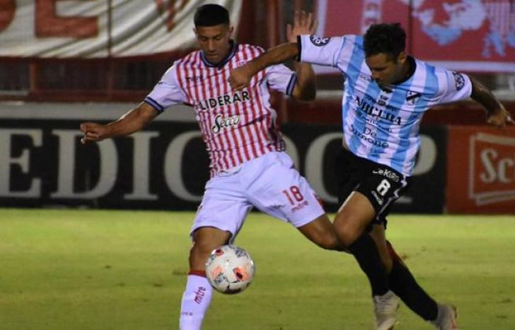 Enzo López intenta quedarse con la pelota ante Vera Piriz.