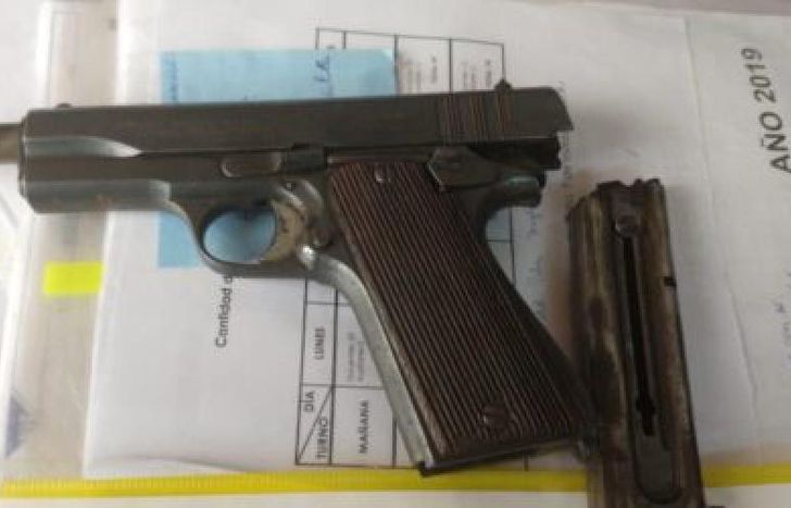el arma de fuego fue secuestrada.