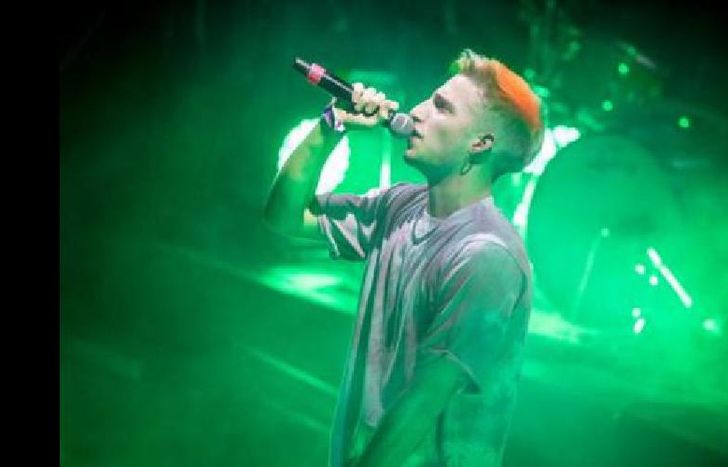 Con letras que retratan con agudeza la realidad social y política.