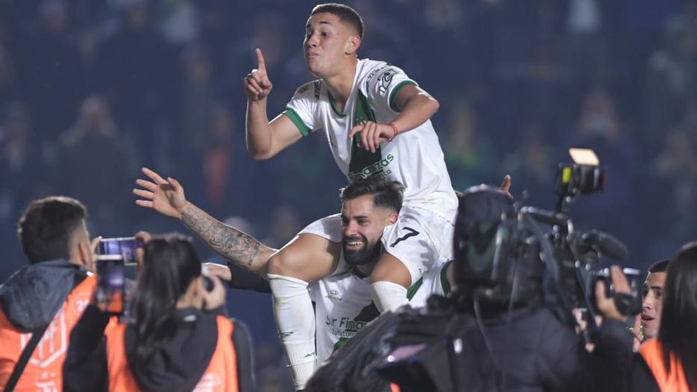 Rivera, arriba de Milton Giménez, festejo el triunfo de Banfield.