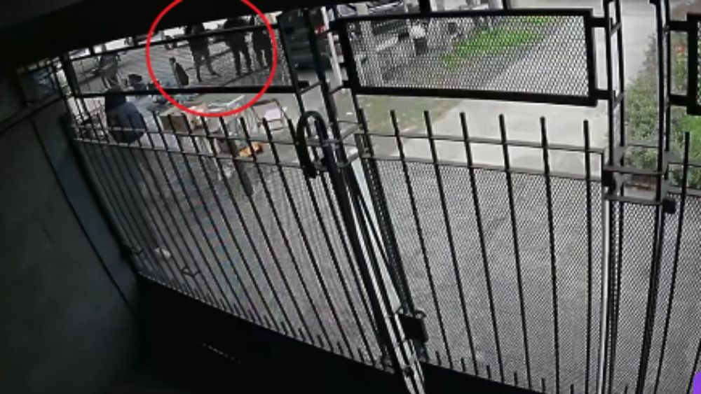 El momento en el que un vecino saca la foto del frente de la casa en Fiorito.