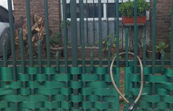 El candado colocado por la dueña en el portón de la casa.