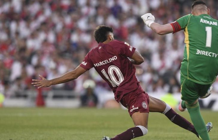 Marcelino presiona la salida de Armani.