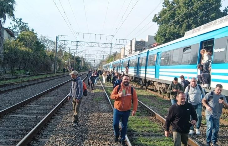 Los pasajeros tuvieron que caminar por las vías.