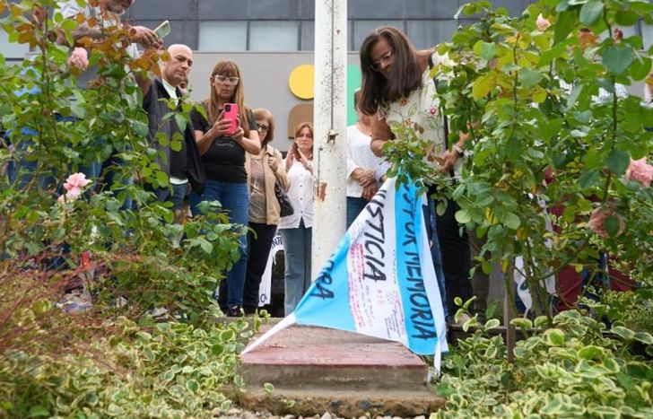 Descubrieron una baldosa con los nombres de los estudiantes desaparecidos.