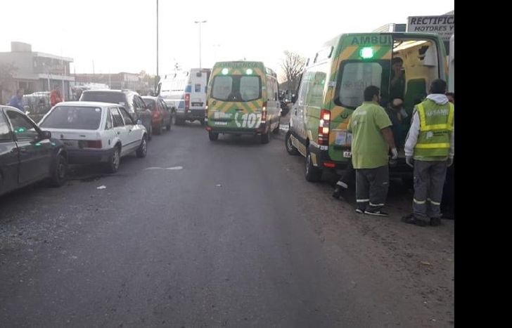 intenso trabajo en un incidente entre cinco automóviles en Camino de Cintura y Magallanes.