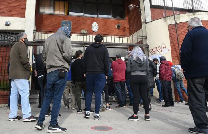 Barbijo, lapicera, DNI y distanciamiento para ir a votar.