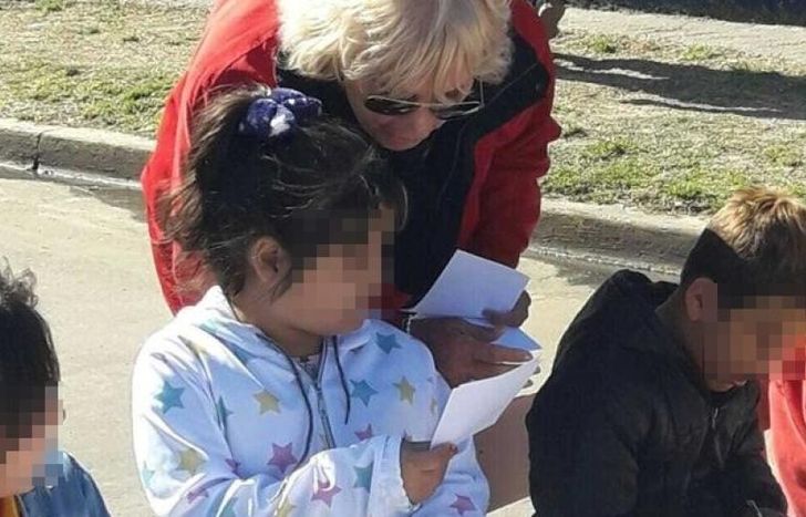 A pesar de ya no estar en funciones, Alicia sigue brindando su corazón a los chicos.