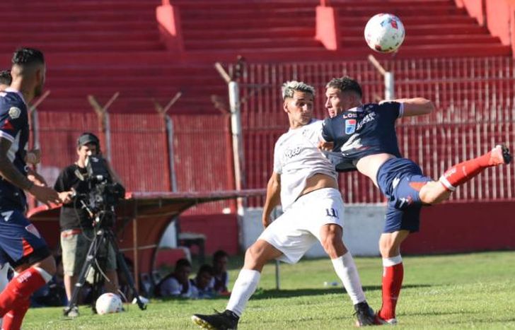 Minervino y Sellecchia en la disputa del balón.