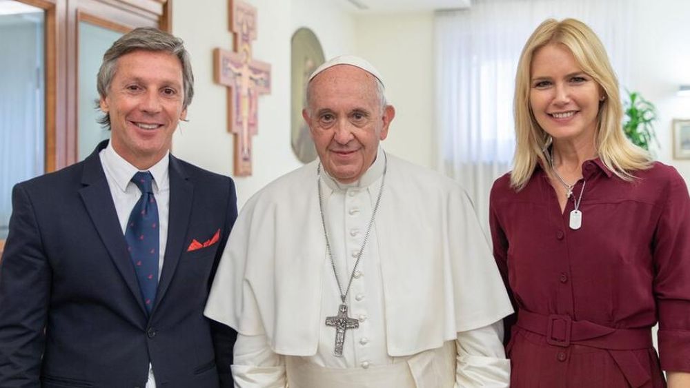 Valeria Mazza y su esposo, con el papa Francisco.