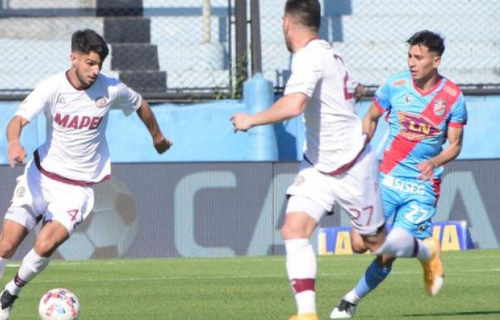 López se lleva la pelota en un avance de Lanús.