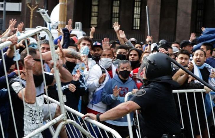 Máxima tensión entre la gente y la Policía.