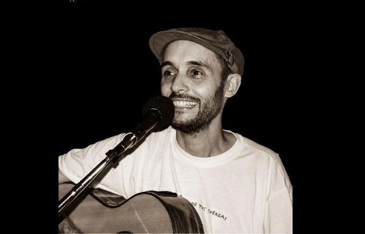 TOCA LA GUITARRA DESDE LOS 9 AÑOS.