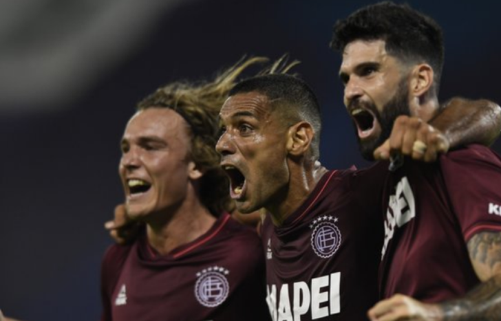 Sand, De La Vega y Orsini no viajaron a Paraguay con Lanús.