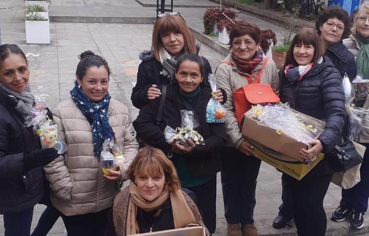 Las voluntarias, felices de poder ayudar y recibir sonrisas a cambio.