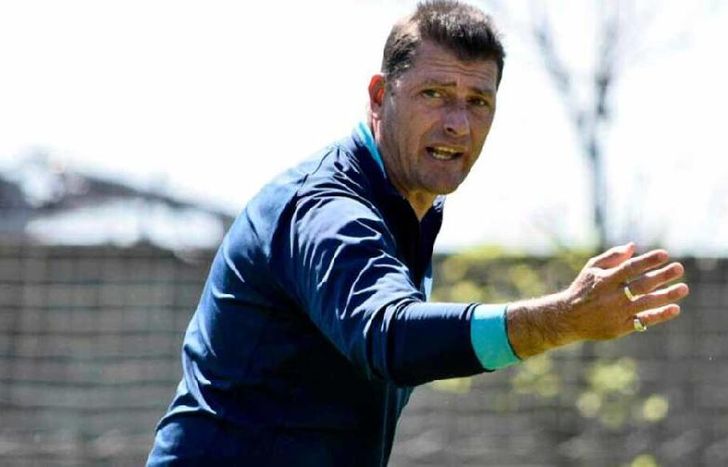 Aldirico sigue de cerca a varios futbolistas.