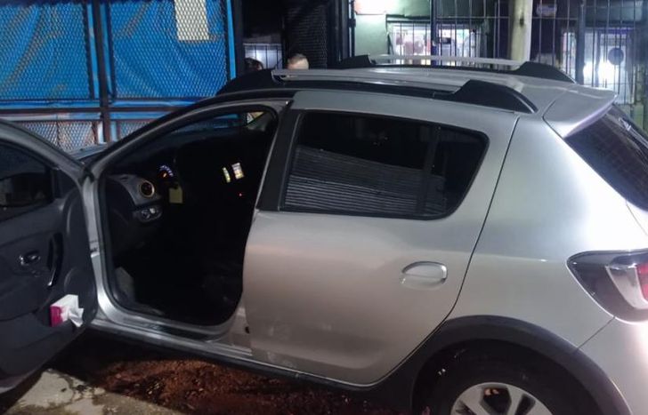 El auto robado fue recuperado en Lomas.