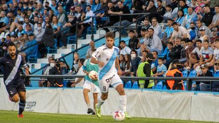 Reinhart, la pelota y más atrás Rolle. Reinhart, la pelota y más atrás Rolle.