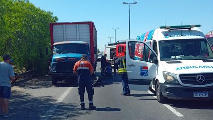 Bomberos, Policía, Emergencias Lomas, Defensa Civil y Tránsito intervinieron en el lugar.