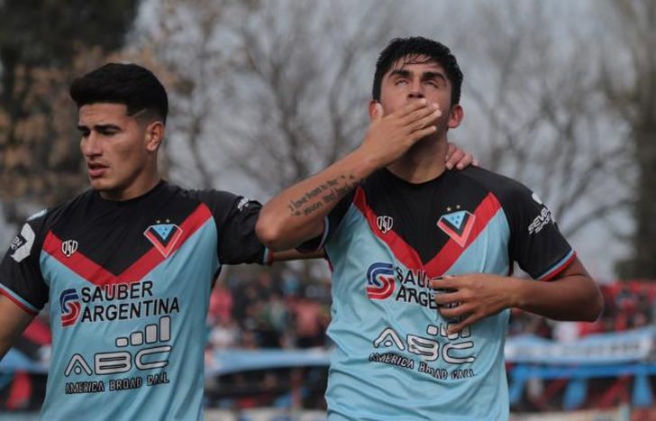 Enzo Ortiz festeja junto a Elías Contreras.