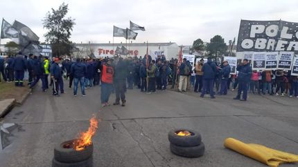 Trabajadores de Bridgestone cortan la rotonda de Llavallol.