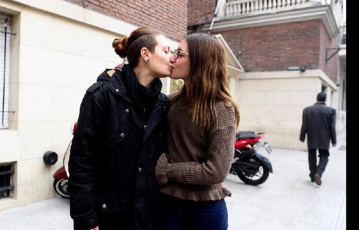 Con la consigna todo beso es político, organizaciones y partido de izquierda convocaron a una concentración en la puerta de la sede judicial