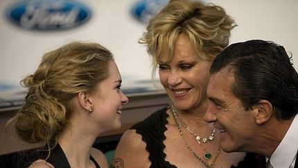 Stella del Carmen, con sus padres.