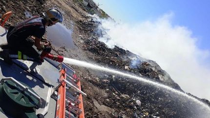 Los Bomberos de Lomas siguen trabajando en el Eco Punto.