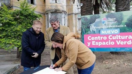 El momento de la firma: un nuevo comienzo para el castillo de Banfield.