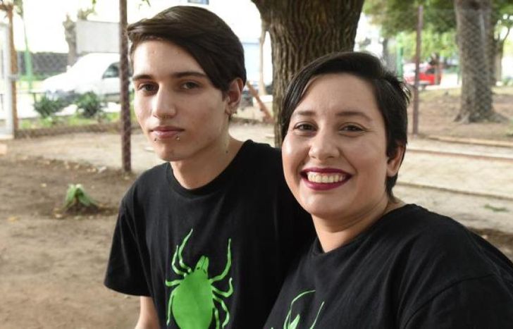 Anabel junto a su hijo, quien increíblemente también padece Lyme.