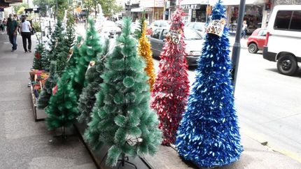 Los bazares y reagalerías ya exponen los productos en la vereda.